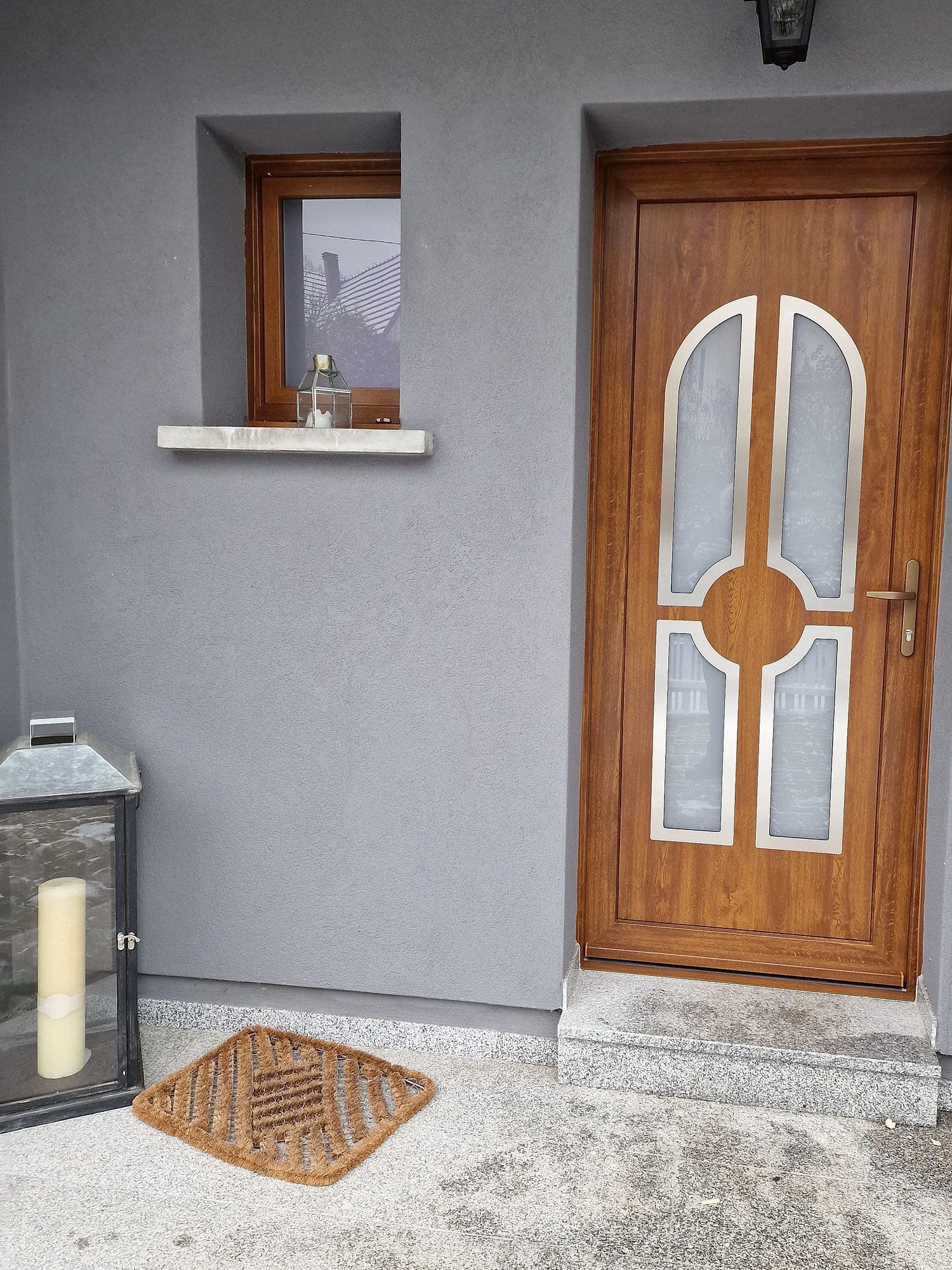 Porte d'entrée PVC chêne doré à Baerenthal — Fenêtres Glineur