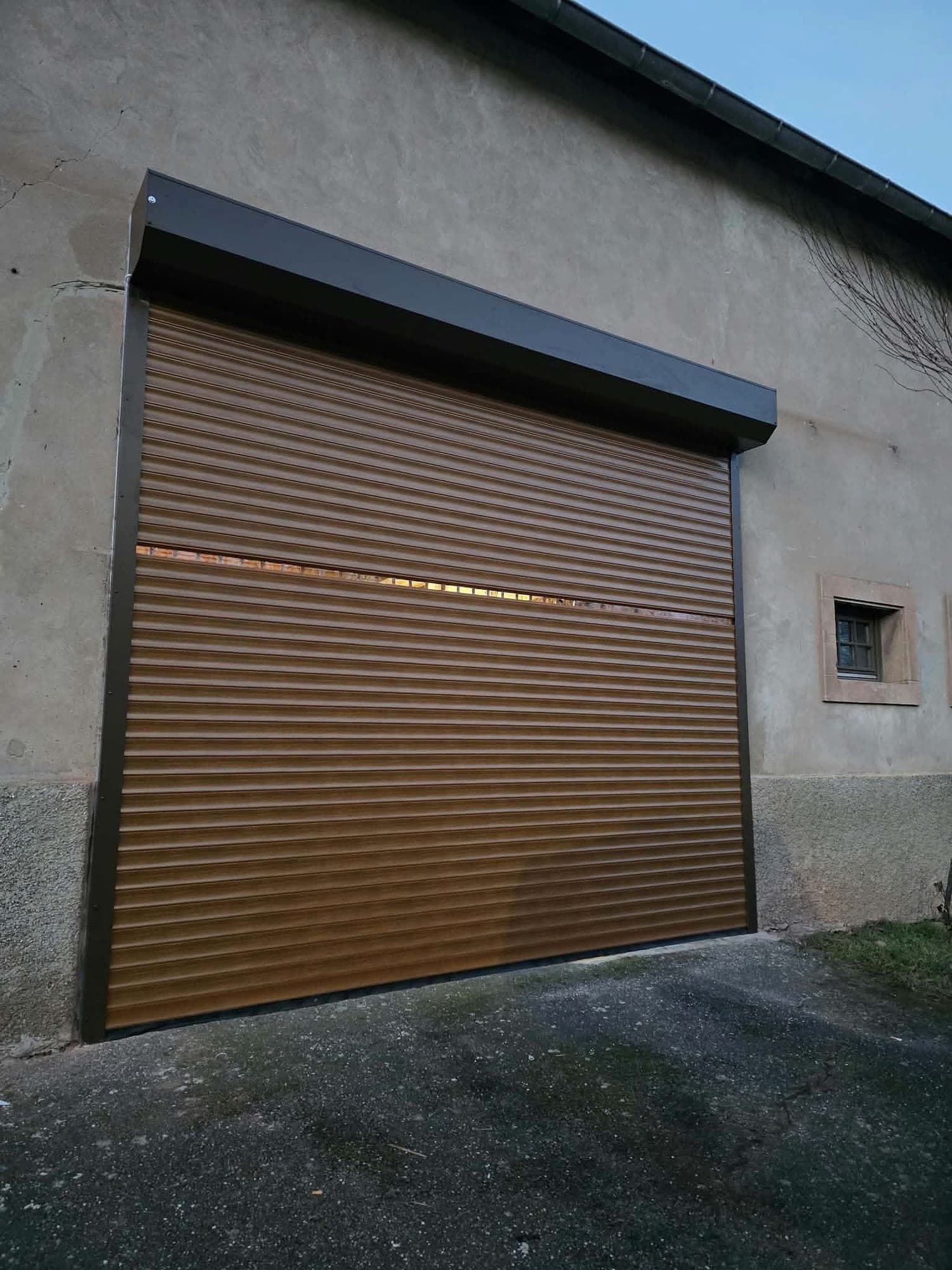Porte de garage enroulable chêne doré à Zetting — Fenêtres Glineur