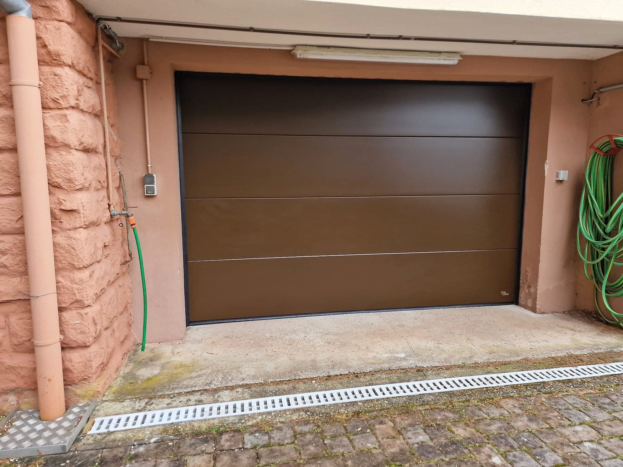 Porte de garage sectionnelle brune à Philippsbourg — Fenêtres Glineur