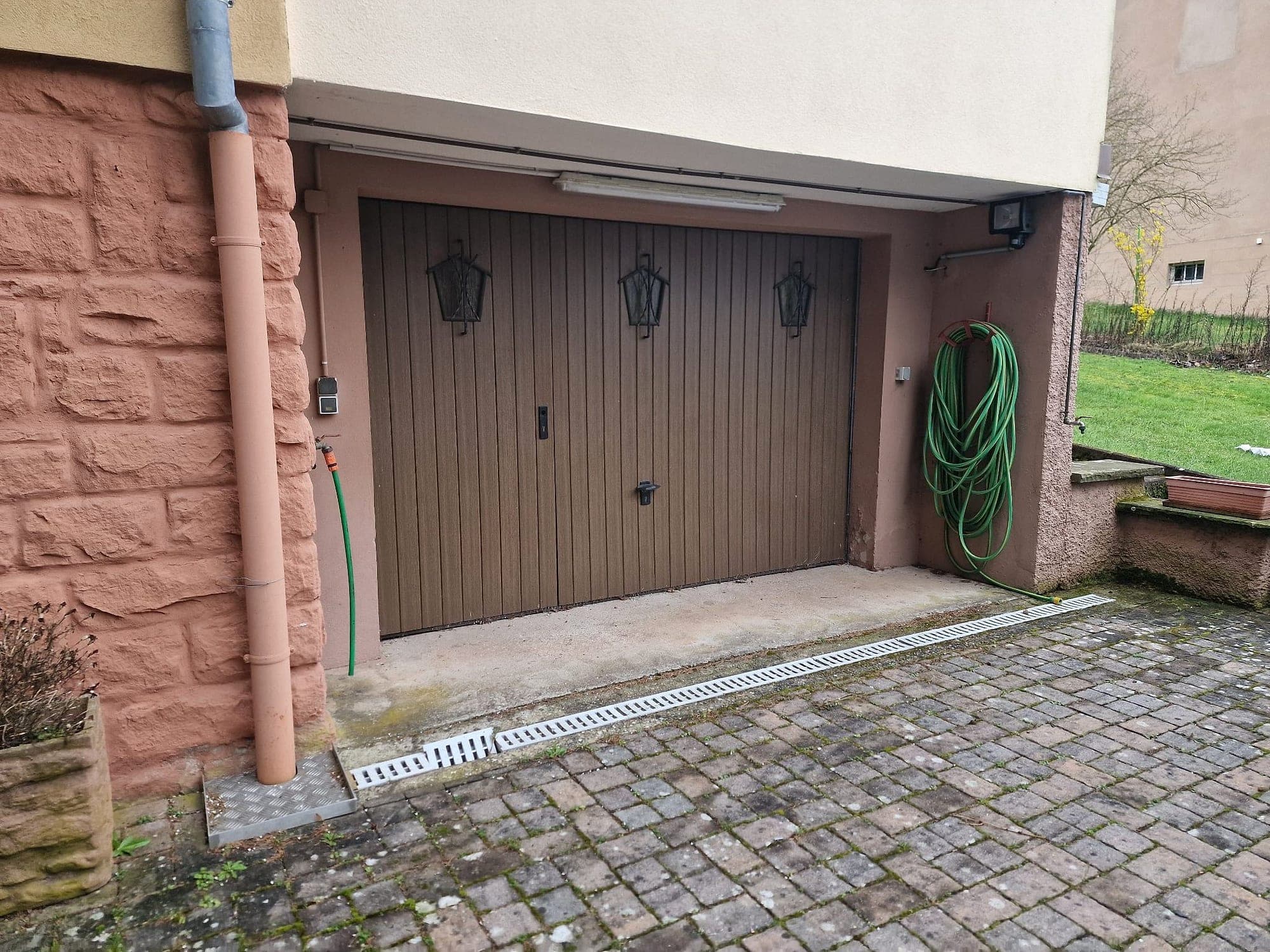 Porte de garage sectionnelle brune à Philippsbourg, avant
