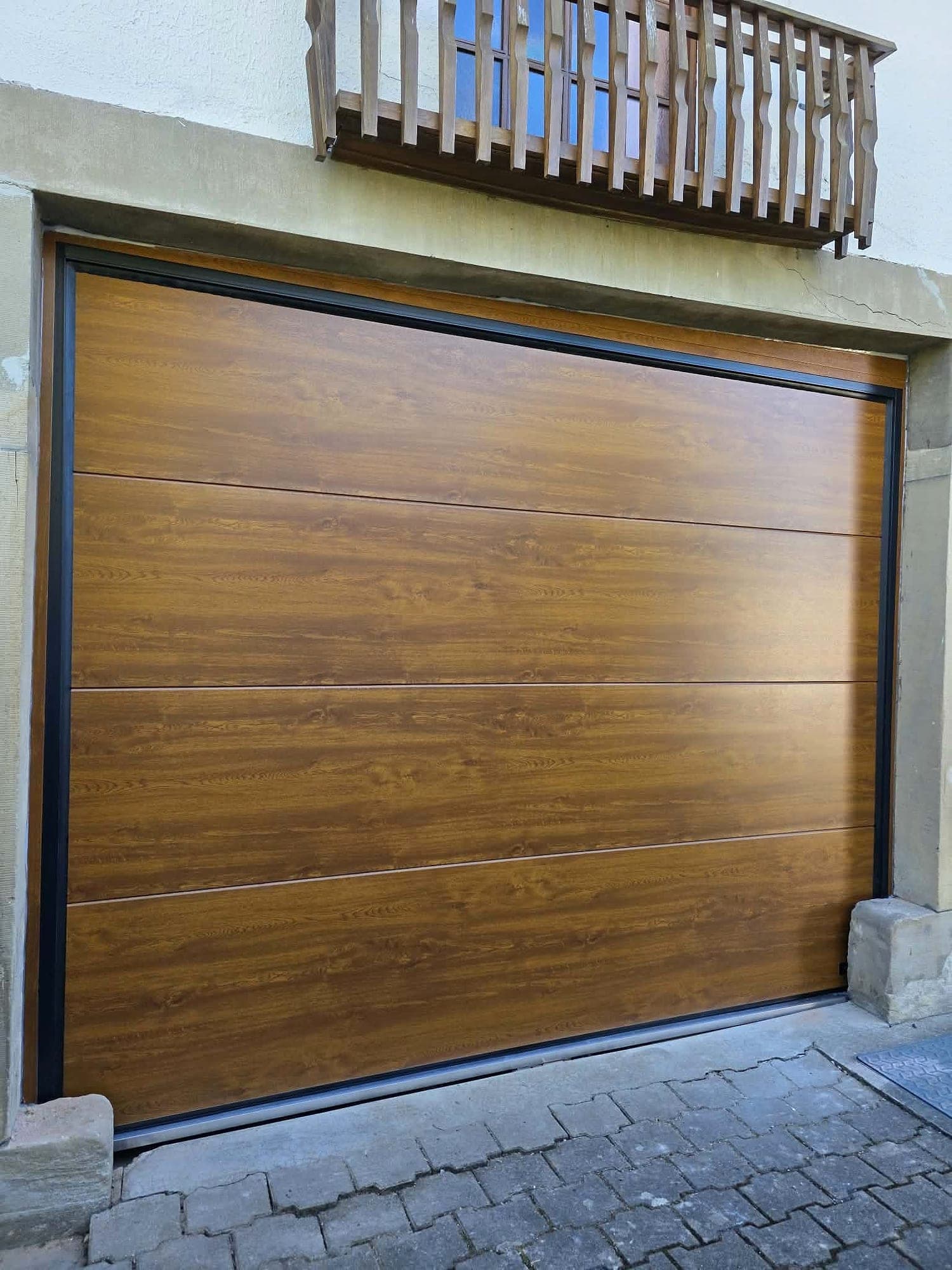 Porte de garage sectionnelle chêne doré, après à Niederhausbergen — Fenêtres Glineur