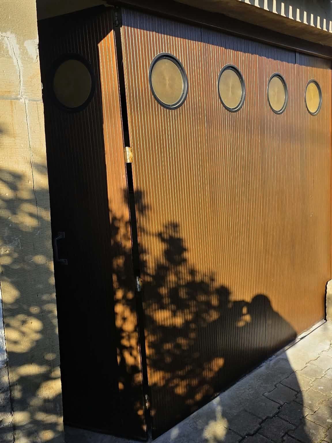 Porte de garage sectionnelle chêne doré, avant à Niederhausbergen — Fenêtres Glineur