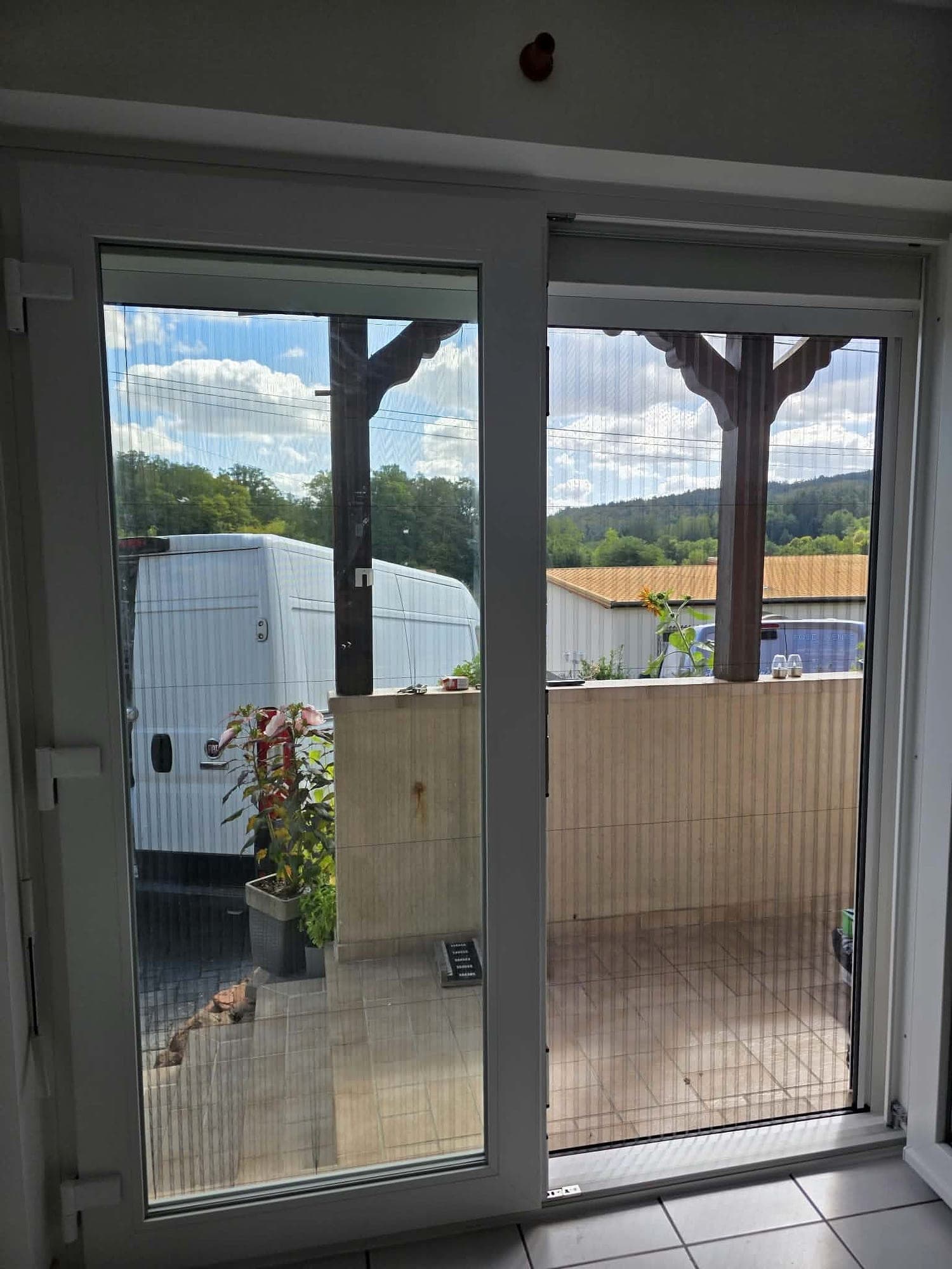 Porte PVC deux vantaux avec moustiquaire latérale à Baerenthal — Fenêtres Glineur