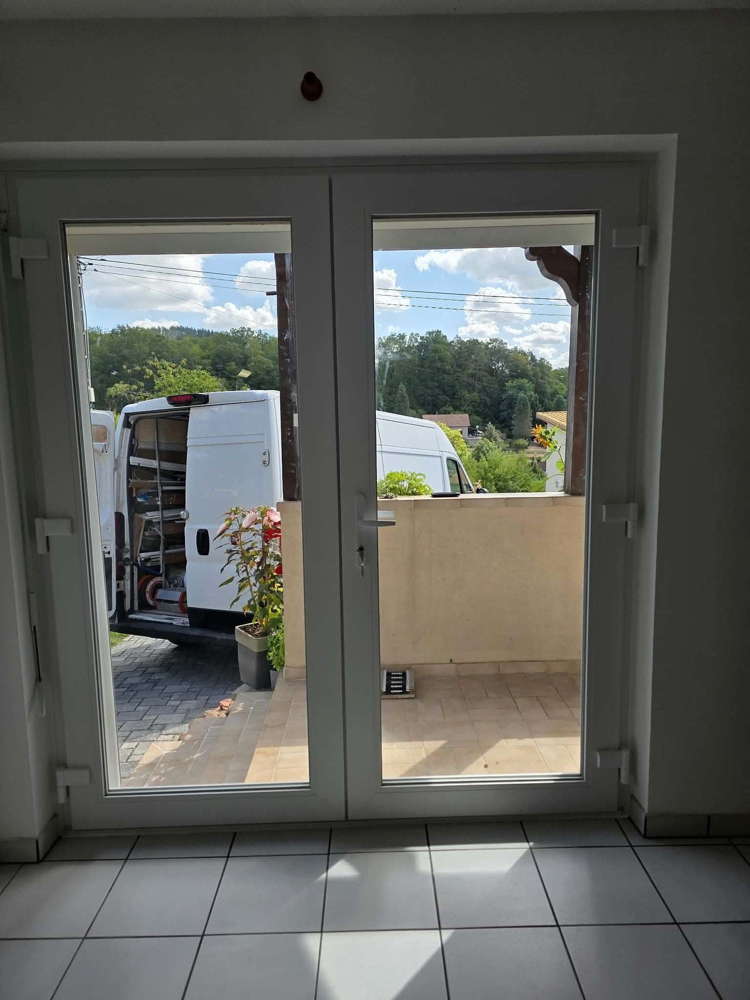 Porte PVC deux vantaux avec moustiquaire latérale à Baerenthal — Fenêtres Glineur