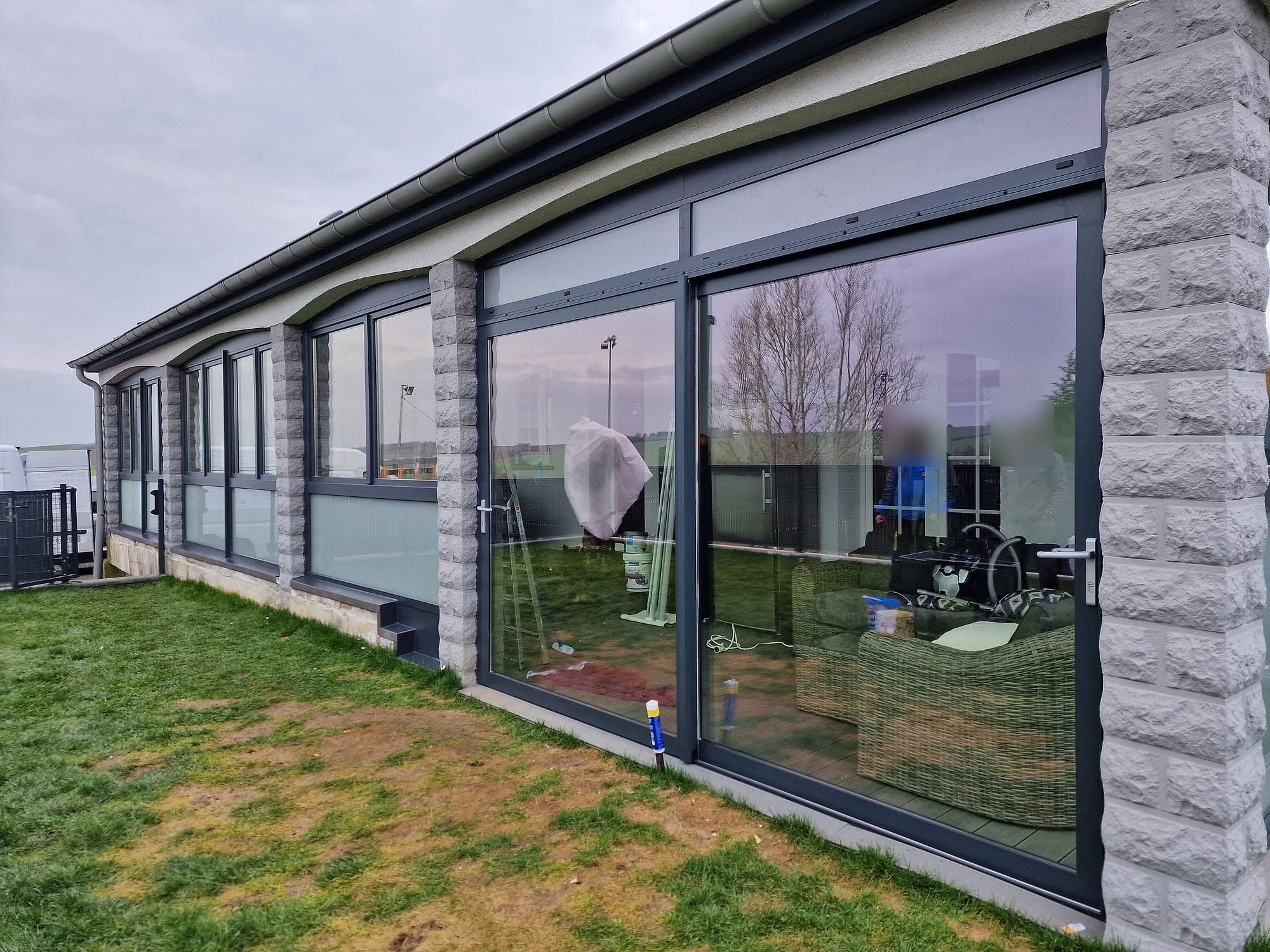 Fermeture de terrasse en PVC gris anthracite à Gros-Réderching — Fenêtres Glineur