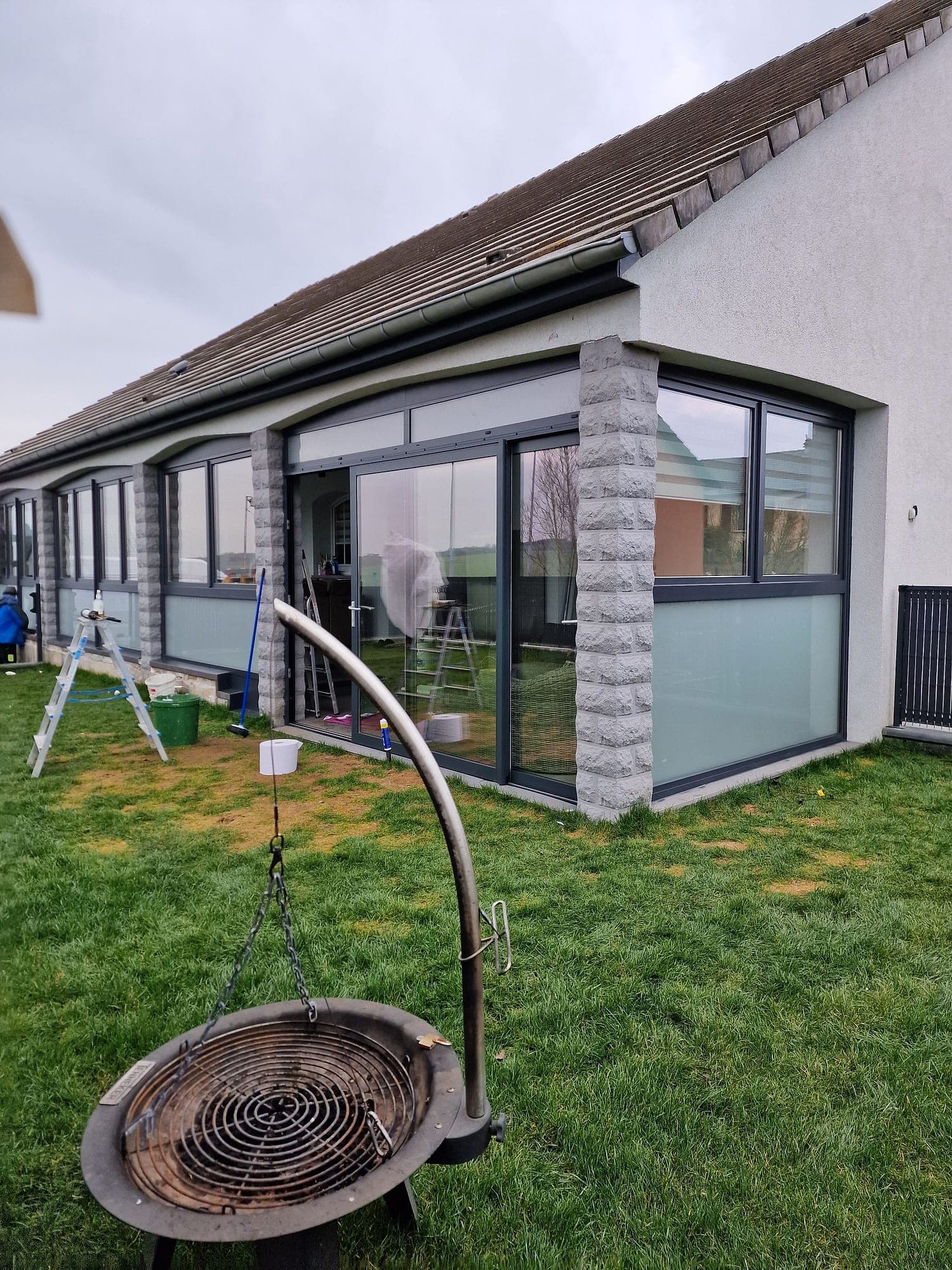 Fermeture de terrasse en PVC gris anthracite à Gros-Réderching — Fenêtres Glineur
