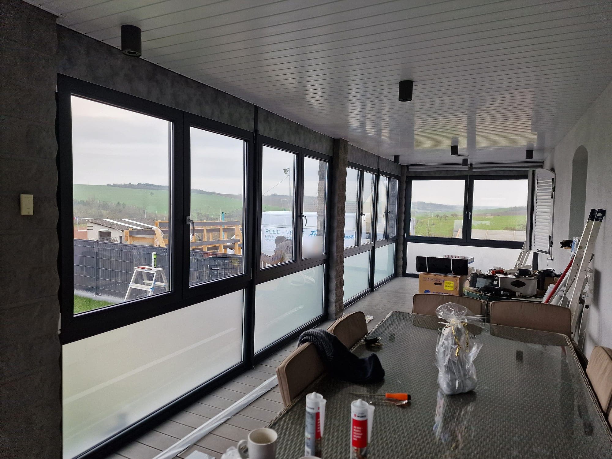 Fermeture de terrasse en PVC gris anthracite à Gros-Réderching — Fenêtres Glineur