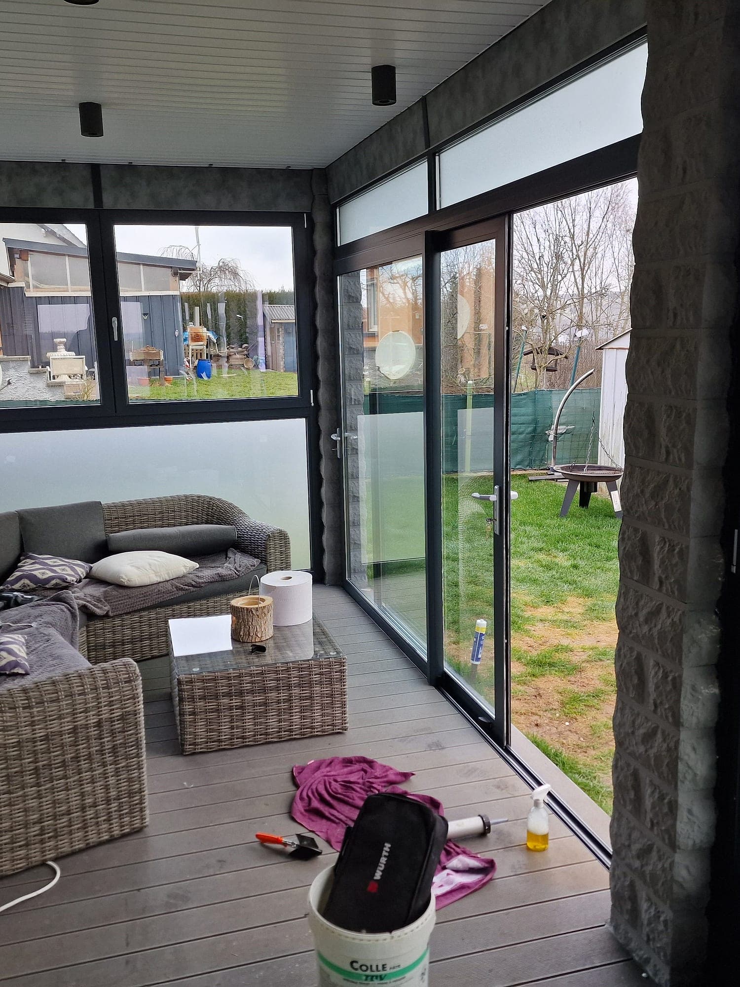 Fermeture de terrasse en PVC gris anthracite à Gros-Réderching — Fenêtres Glineur