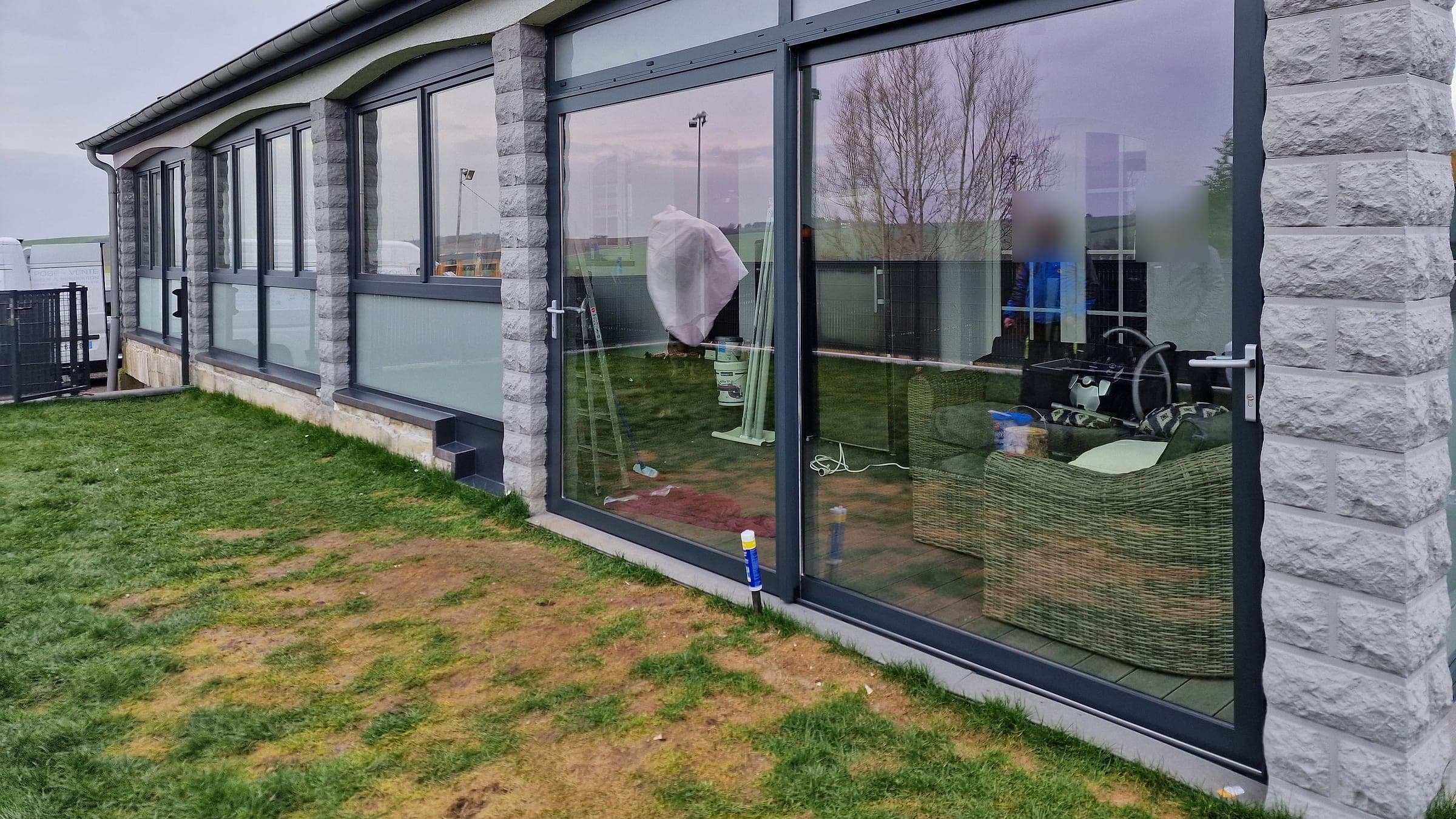 Fermeture de terrasse en PVC gris anthracite à Gros-Réderching — Fenêtres Glineur