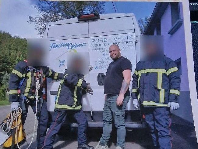 Julien Glineur, en t-shirt noir, devant son fourgon Fenêtres Glineur
