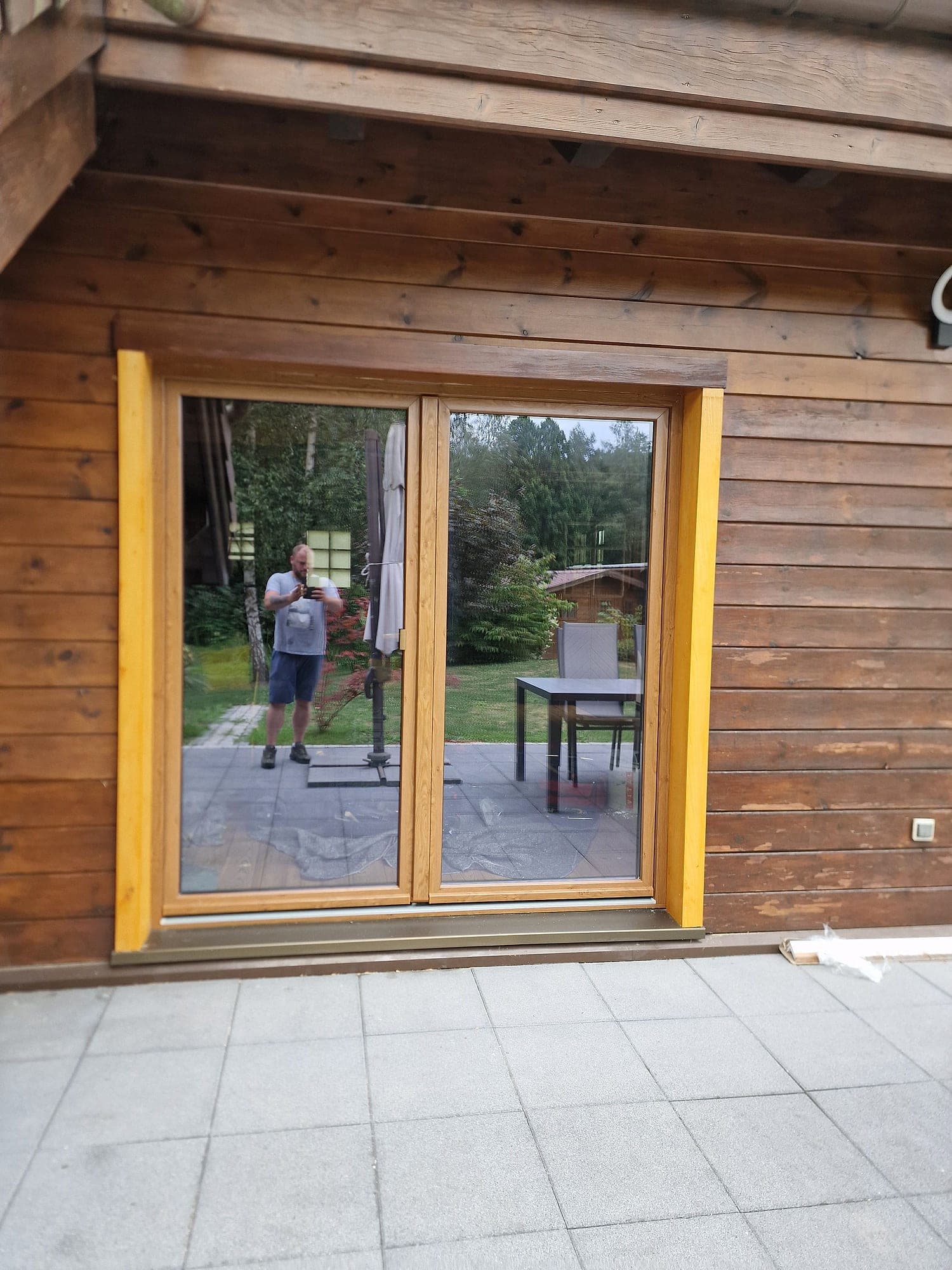 Porte-fenêtre PVC deux vantaux, finition Winchester à Philippsbourg — Fenêtres Glineur