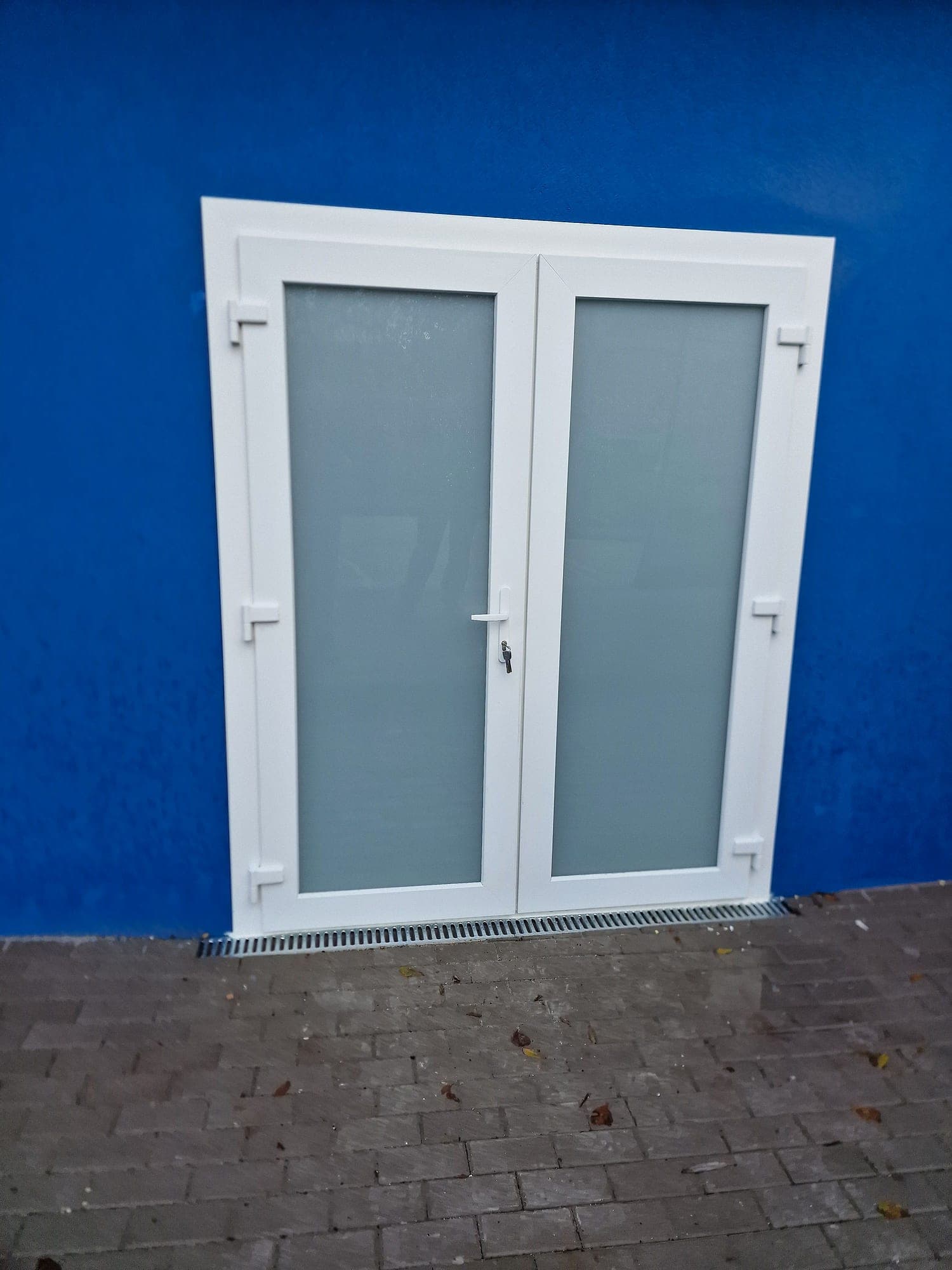 Porte acier remplacée par une porte PVC blanc à Philippsbourg, après